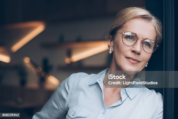 Mujer Pensativa En Las Lentes Foto de stock y más banco de imágenes de Gafas - Gafas, Mujeres, Mujeres maduras