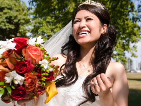 Close-up of bride hold big weddng bouquet