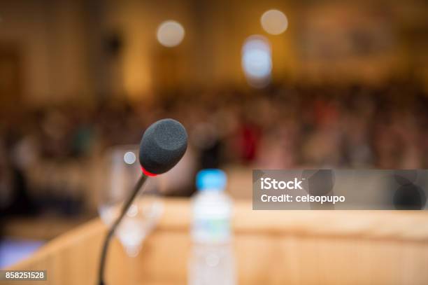 Micrófono Foto de stock y más banco de imágenes de Micrófono - Micrófono, Ponencia - Discurso, Centro de conferencias