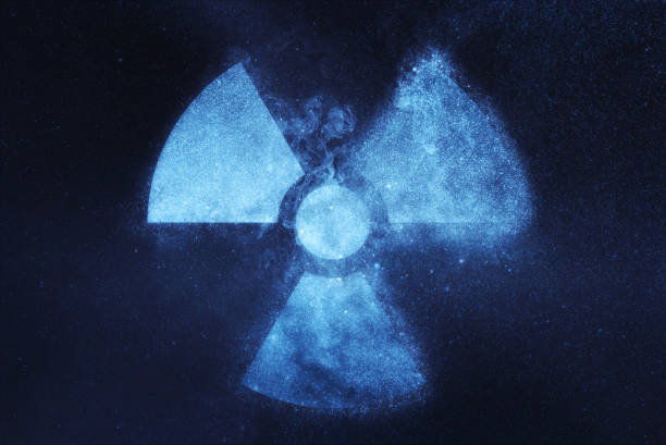 segno di radiazione, simbolo di radiazione. sfondo astratto del cielo notturno - plutonio foto e immagini stock