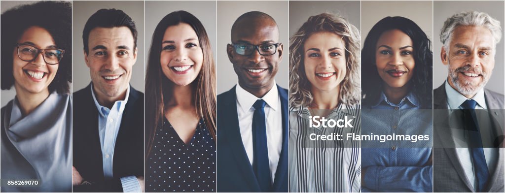 Grupo de etnicamente diversos empresários e empresárias a sorrir - Foto de stock de Pessoas royalty-free