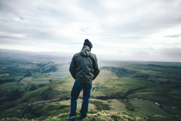 homem, caminhadas em peak district - mam tor - fotografias e filmes do acervo