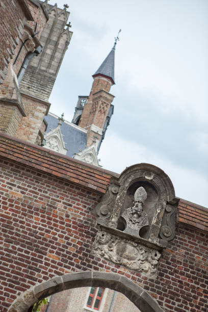 détails architecturaux sur les bâtiments de la ville - flag flanders medieval lion photos et images de collection