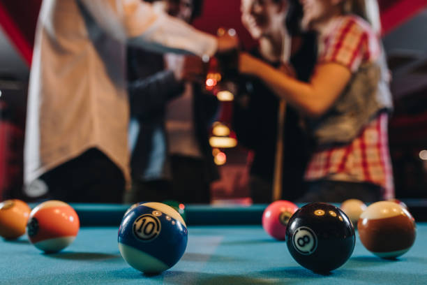 gros plan des boules de billard sur la table avec des gens dans le fond. - snooker photos et images de collection