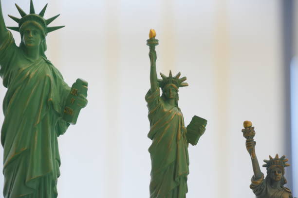 istock Statue of Liberty Souvenirs 858283218
