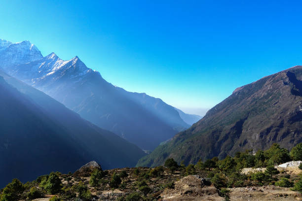 scène de montagne himalaya en route vers le camp de base everest. - lukla photos et images de collection