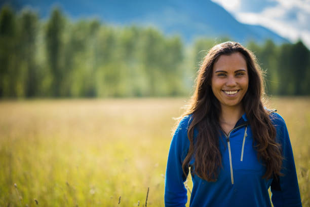 portrait of a first nations canadian woman - first nations imagens e fotografias de stock