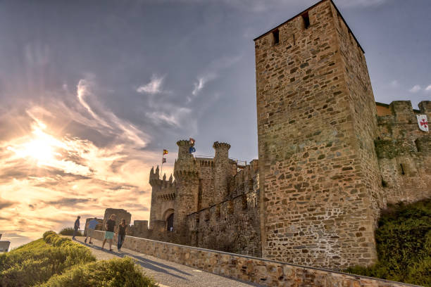 coucher de soleil vue de ponferrada chevaliers templiers château en espagne. - knights templar photos et images de collection