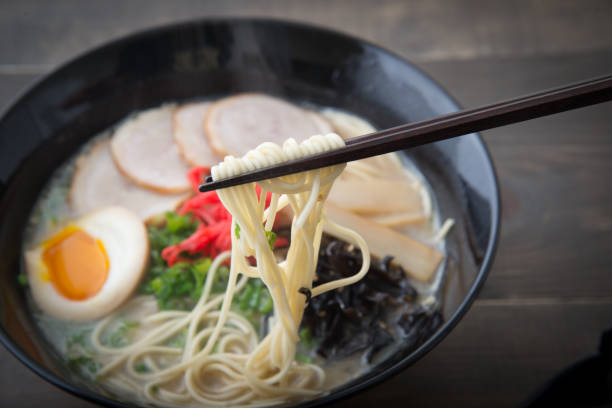 hakata stil tonkotsu ramen - tonkatsu stock-fotos und bilder