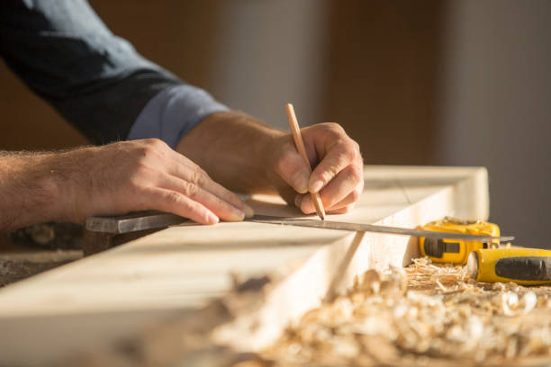falegname al lavoro - carpentry workshop work tool craft foto e immagini stock