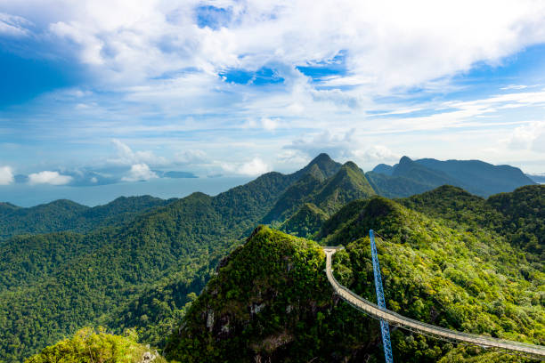 une vue panoramique du pont de ciel de langkawi - tropical rainforest elevated walkway pulau langkawi malaysia photos et images de collection