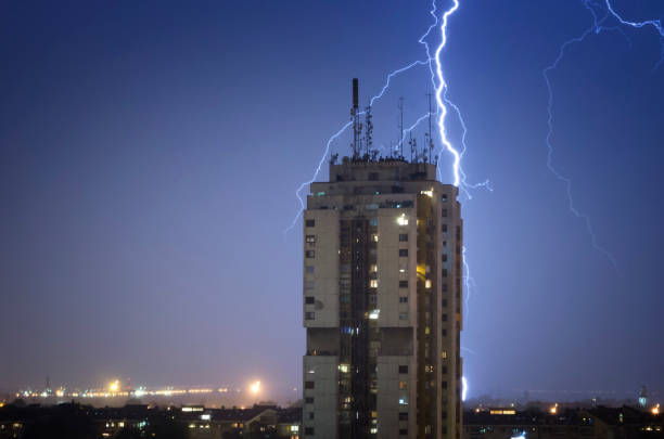 tormenta sobre la ciudad de la noche - looking at view flash fotografías e imágenes de stock