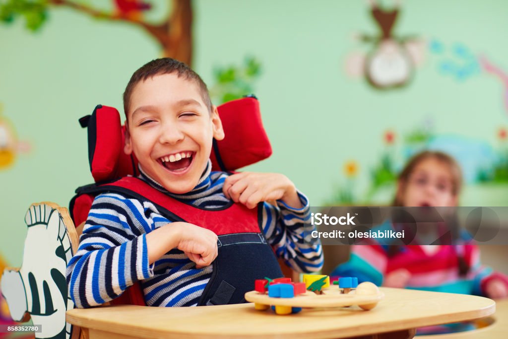 fröhliche junge mit Behinderung im Reha-Zentrum für Kinder mit besonderen Bedürfnissen - Lizenzfrei Andersfähigkeiten Stock-Foto