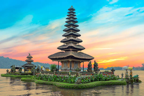 ulun danu templo beratan lake em bali na indonésia ao pôr do sol - lake bratan area - fotografias e filmes do acervo