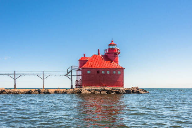 istock Sturgeon Bay Pierhead Lighthouse Close Up 858415950