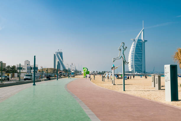 tor biegowy na plaży jumeira - jumeirah beach hotel obrazy zdjęcia i obrazy z banku zdjęć