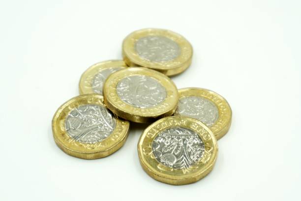 neue pfund-münzen - coin one pound coin british currency stack stock-fotos und bilder