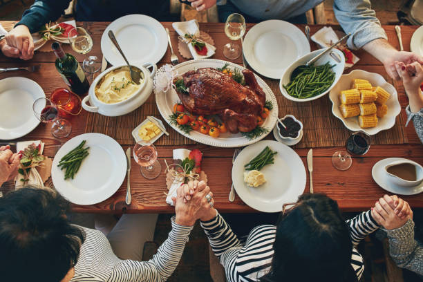 turquía, que es la pieza central de cada comida - family thanksgiving dinner praying fotografías e imágenes de stock