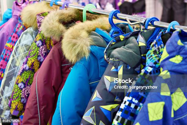 Chaquetas De Invierno De Los Niños En Percha En Tienda Foto de stock y más banco de imágenes de Abrigo