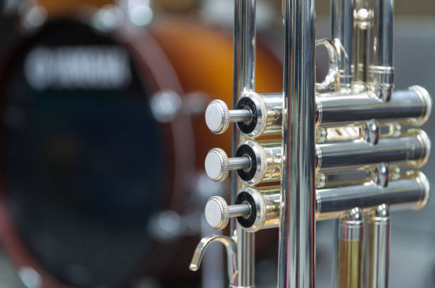 trompette sur fond de tambour - flute musical instrument music key photos et images de collection