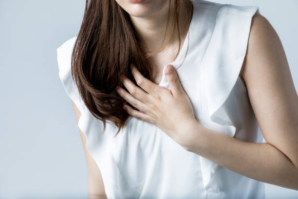 giovane donna con un dolore al cuore - aorta foto e immagini stock