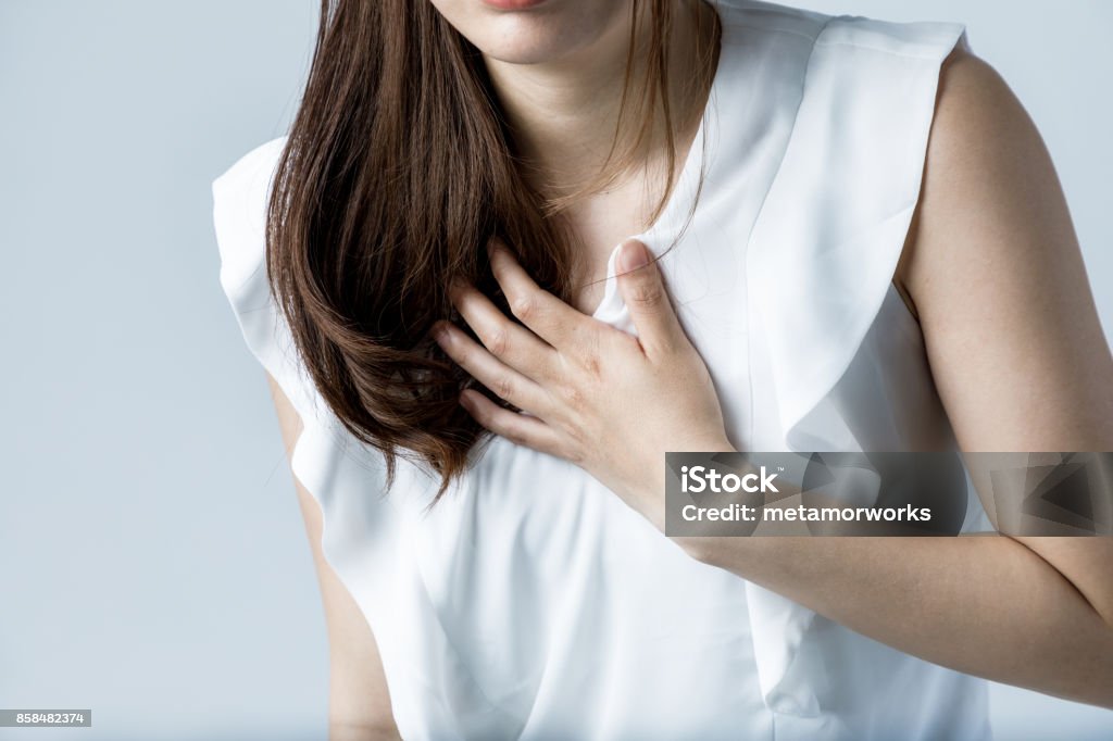 心の痛みを持つ若い女性 - 心臓のロイヤリティフリーストックフォト