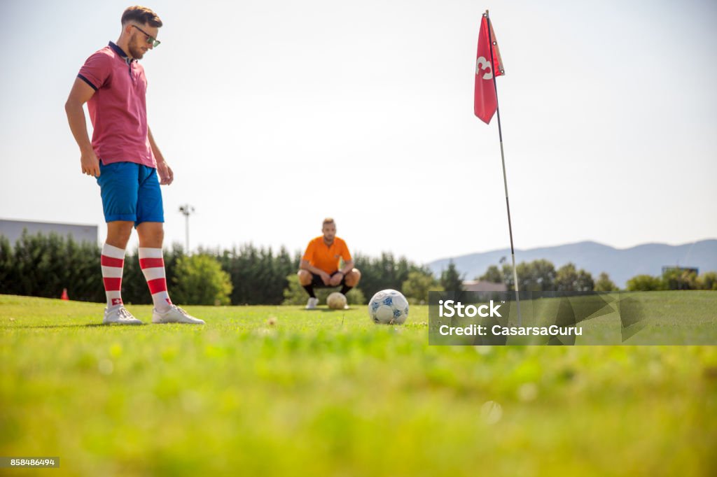 Zwei junge Sportler spielen Fußballgolf - Lizenzfrei Footgolf Stock-Foto