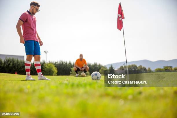 Zwei Junge Sportler Spielen Fußballgolf Stockfoto und mehr Bilder von Footgolf - Footgolf, Athlet, Europäischer Abstammung