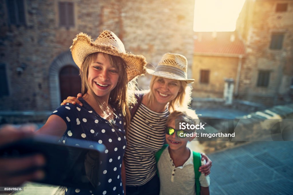 Touristen Familie Sightseeing italienische Stadt von Campiglia Marittima. - Lizenzfrei Familie Stock-Foto