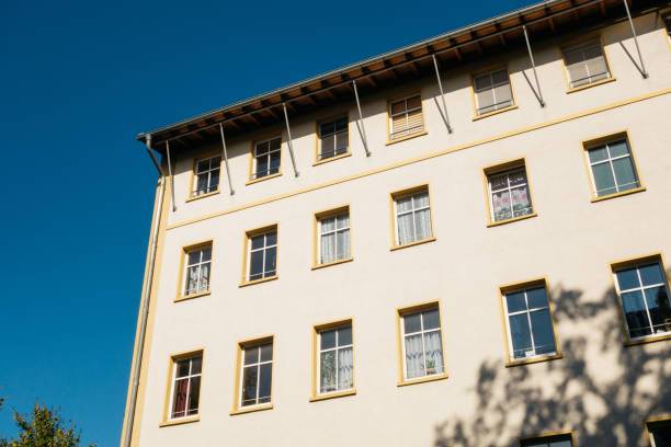 typical flat building in berlin - east berlin germany plattenbau apartment skyscraper imagens e fotografias de stock