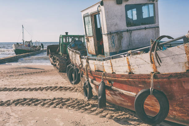 istock Fishermen gather in the sea 858534018