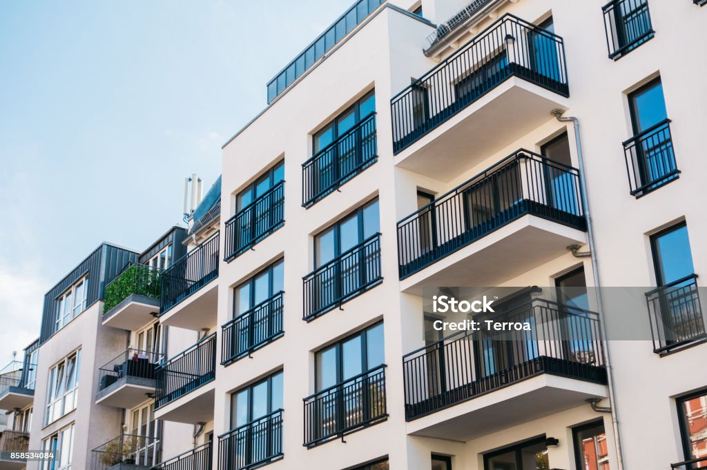 schöne und saubere Wohnung Gebäude - Lizenzfrei Architektur Stock-Foto