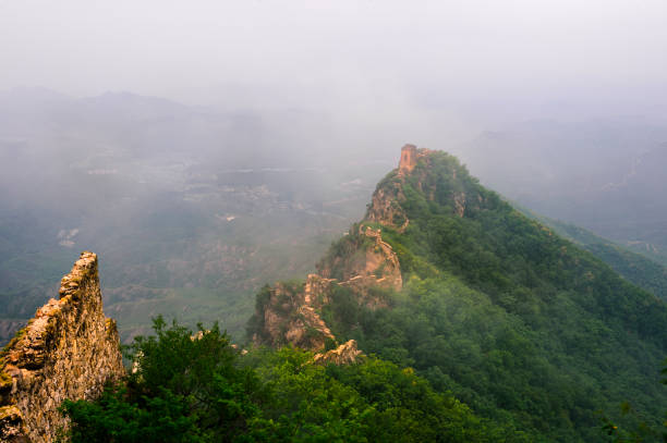 the great wall of china in the fog - simatai imagens e fotografias de stock