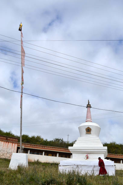 仏舎利塔 (chorten) 周辺の巡行を行う僧 - monk tibet buddhism china ストックフォトと画像