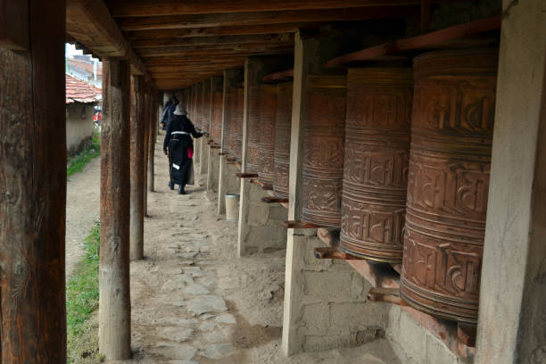 仏舎利塔 (chorten) 周辺の巡行を行う僧 - monk tibet buddhism china ストックフォトと画像