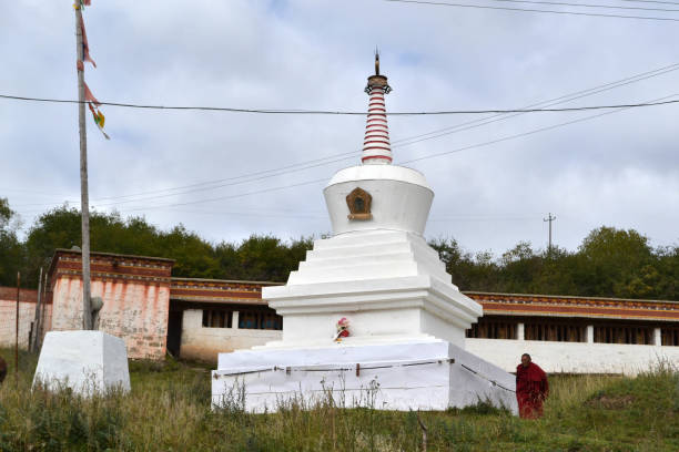 仏舎利塔 (chorten) 周辺の巡行を行う僧 - monk tibet buddhism china ストックフォトと画像