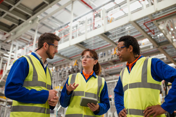 lavoratori della fabbrica che hanno una discussione - teamwork business construction confidence foto e immagini stock