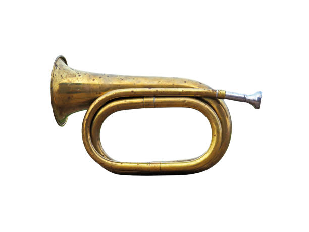 stary róg myśliwski. trąbka muzyczno-metalowy instrument izolowany na białym tle. - bugle cavalry trumpet brass instrument zdjęcia i obrazy z banku zdjęć