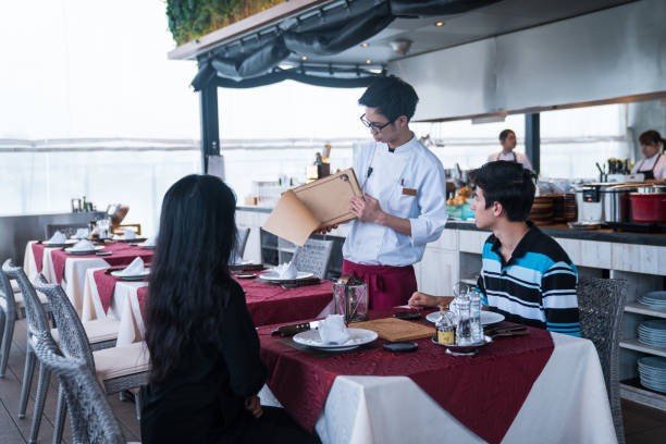 istock People at a restaurant 858587550