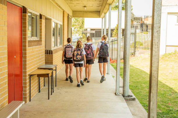 学校に着いたとき女の子中学生 - junior high 写真 ストックフォトと画像