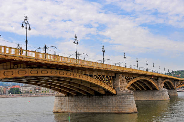 puente de margarita en el río danubio, budapest, hungría - margit bridge fotos fotografías e imágenes de stock