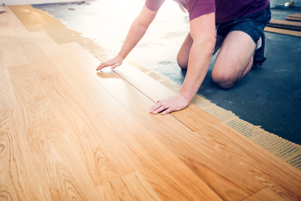 istock Man installing floors in new house 858600534