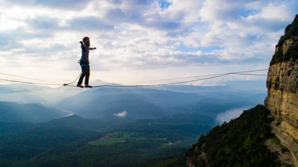 slacklining in montagna - tightrope balance walking rope foto e immagini stock