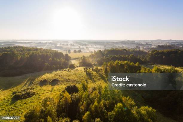 ชนบทหมอกวิวด้านบน ภาพสต็อก - ดาวน์โหลดรูปภาพตอนนี้ - กลางแจ้ง - การตั้งค่า, การถ่ายภาพ - ภาพ, ขอบฟ้า