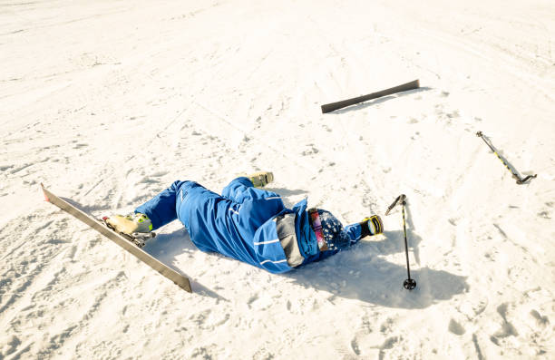 Professional skier after crash accident on skiing resort slope - Winter sport emergency concept with athlete needing help assistance on dramatic trouble situation - Warm sunny afternoon color tones esquiador profesional después de accidente de accidente de esquí resort cuesta - concepto emergencia invierno deporte con necesidad de asistencia de ayuda en situación de apuro espectacular atleta - soleado por la tarde color tonos cálidos