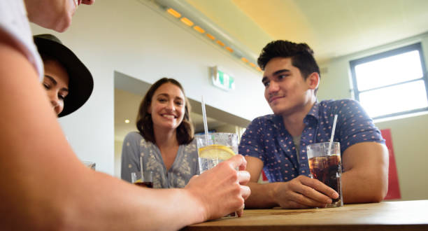 młodzi dorośli w barze, zabawy, skupić się na drinku - australia aborigine group of people friendship zdjęcia i obrazy z banku zdjęć