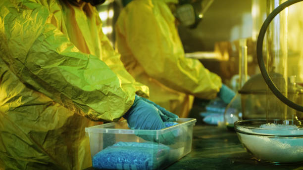 dans le laboratoire souterrain des chimistes clandestins deux valises de médicaments dans des boîtes. le laboratoire est pleine de matériel illégal. ils squattent dans un bâtiment abandonné. - meth lab photos et images de collection