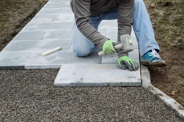 travailleur, martelant les plaques de pierre pour installer le sentier au jardin - voie pédestre photos et images de collection