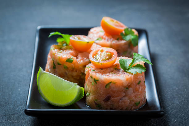 fresh salmon tartare with coriander and lime - tartar sauce imagens e fotografias de stock