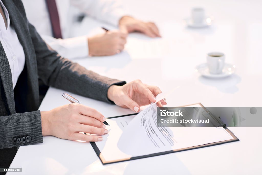 Business-Frau, ein Dokument unterzeichnet. - Lizenzfrei Abmachung Stock-Foto